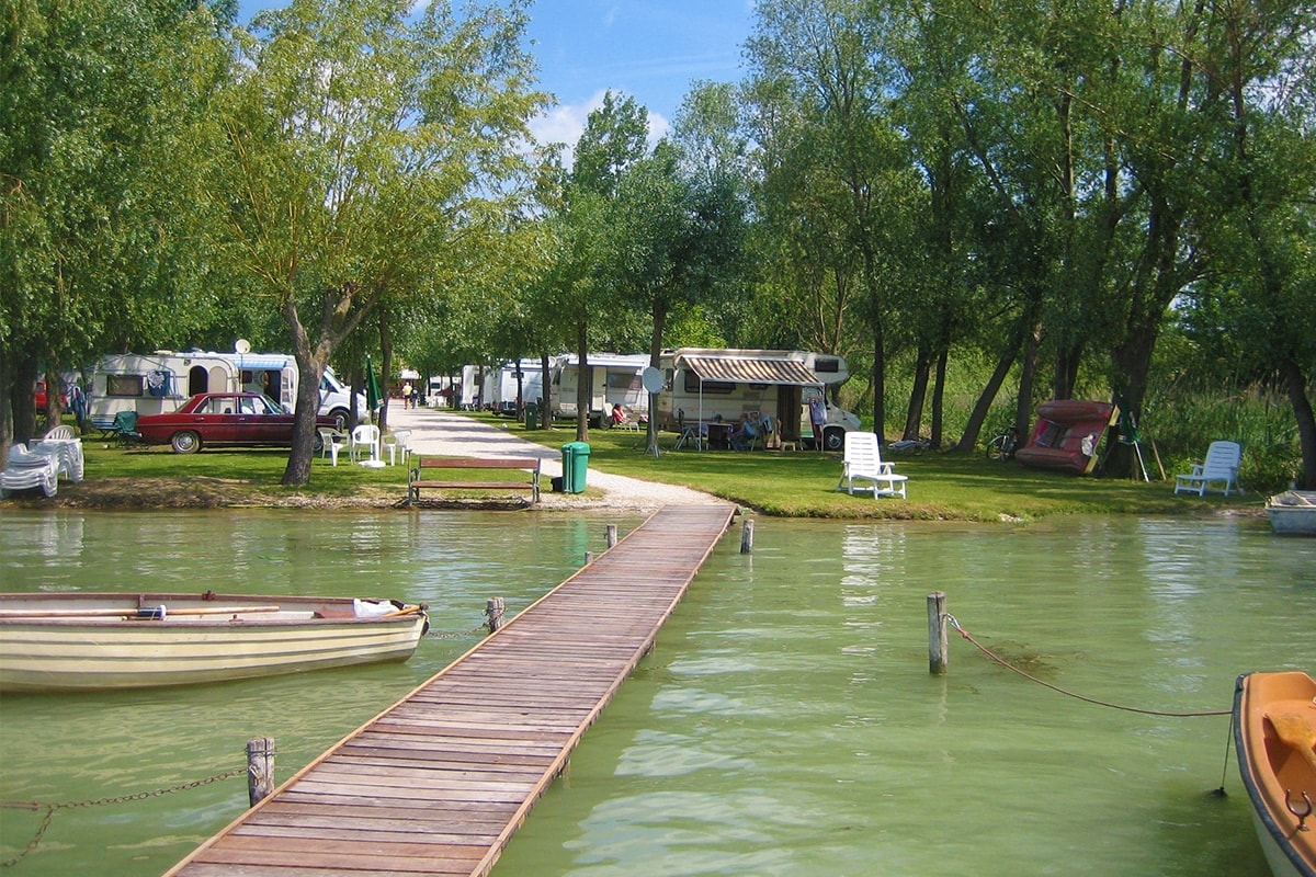 kamperen-vlak-bij-de-stad-Boedapest-f04