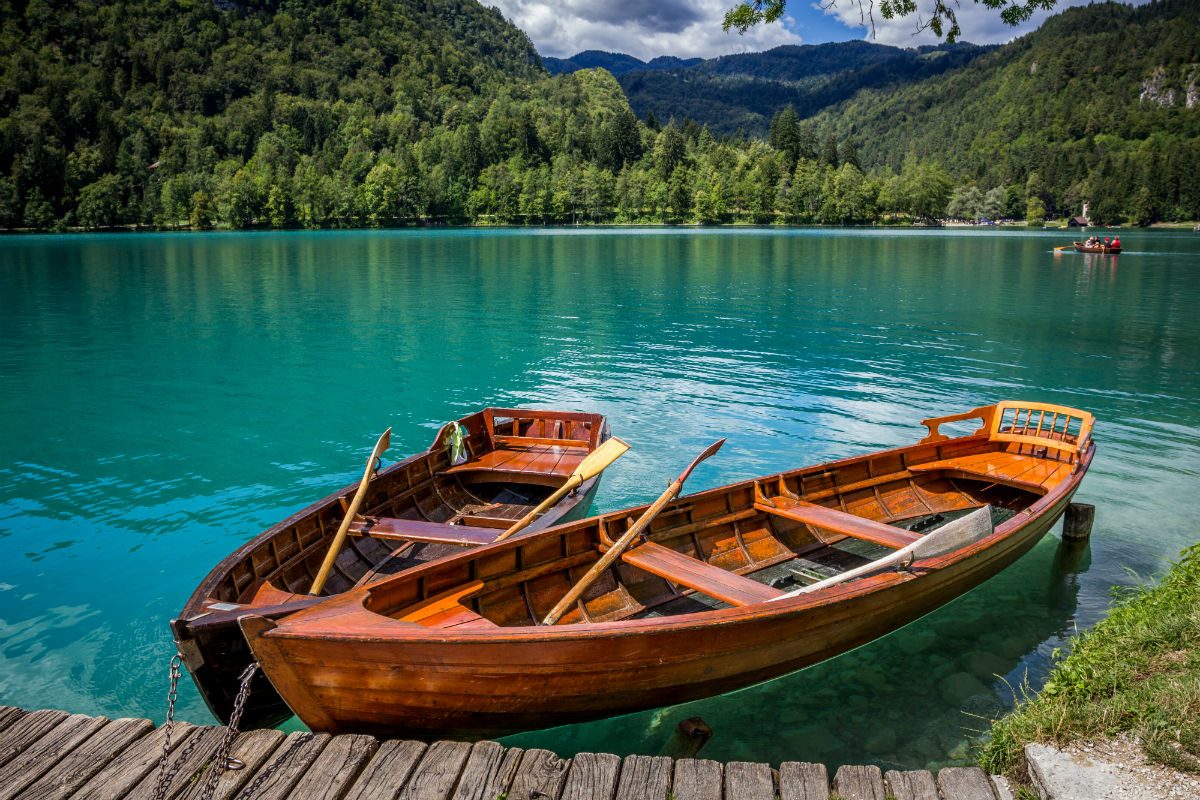 Met een bootje vaar je naar het beroemde kerkje in het midden van het Meer van Bled