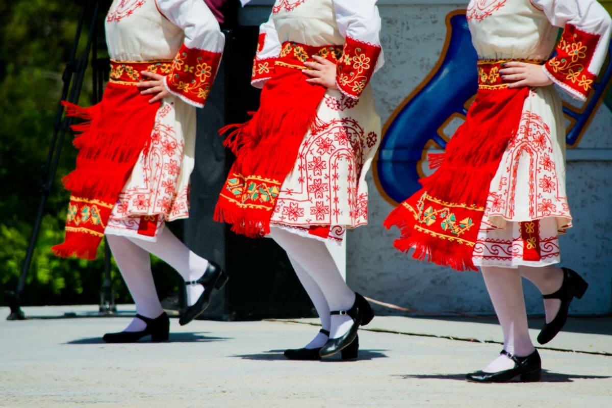 Volksdans in traditionele klederdracht; de Kroaten zijn er gek op!