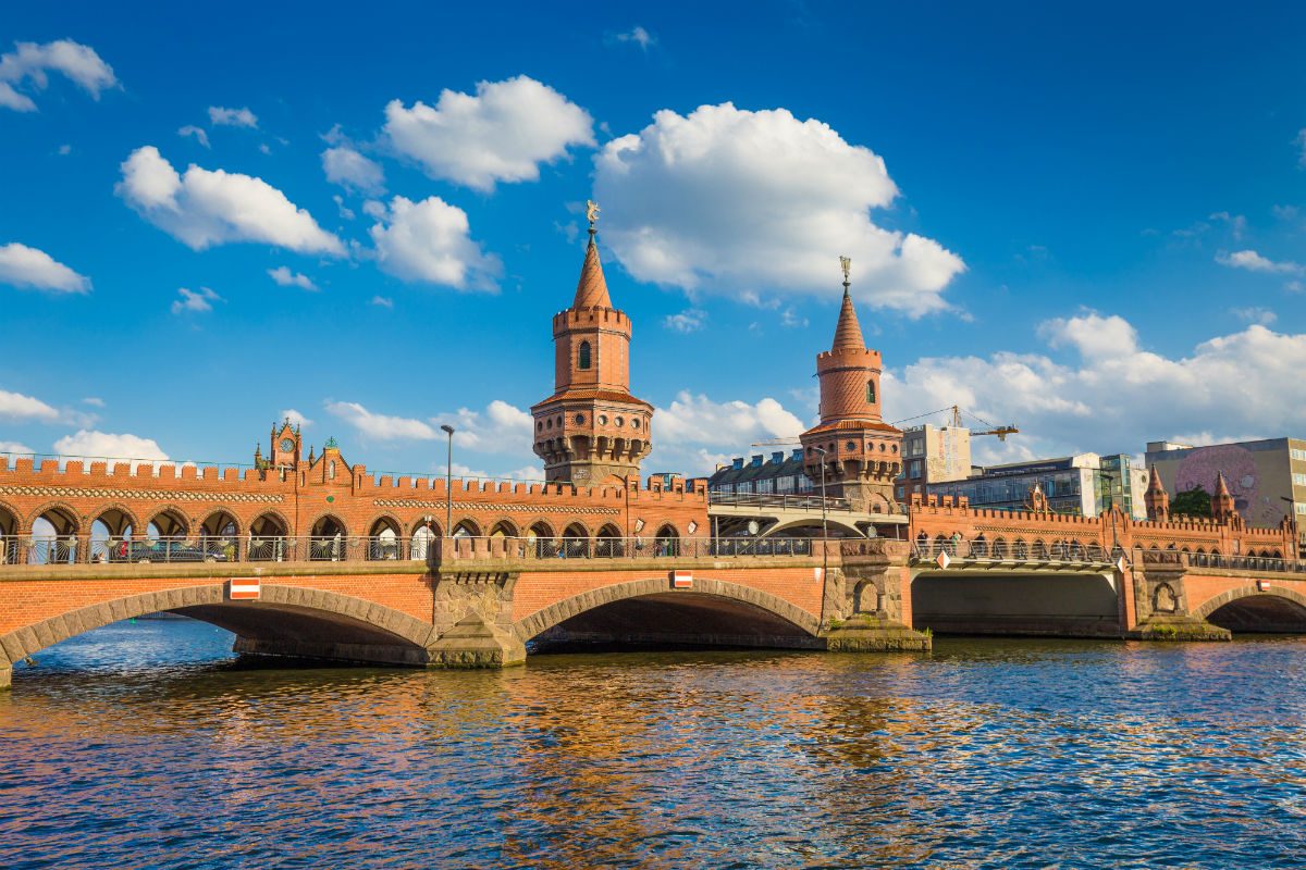 De beroemde Oberbaumbrücke in Kreuzberg