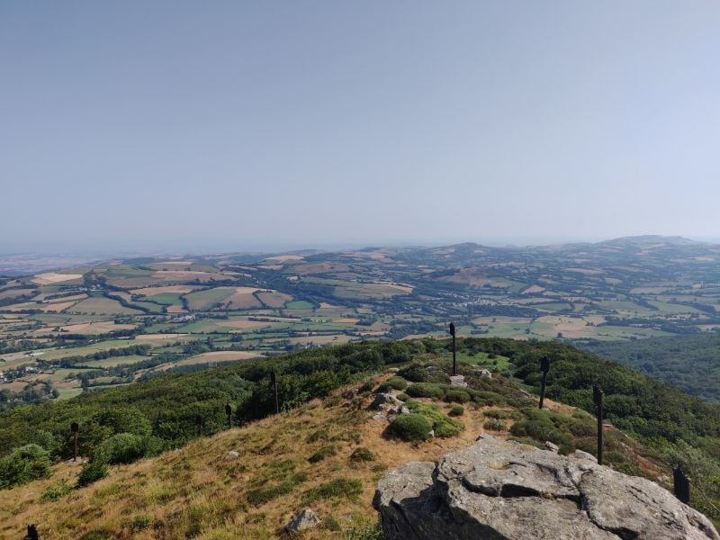 This spectacular view of the valley around Lacaune and the Haut-Languedoc awaits you from the top of Pic du Montalet.