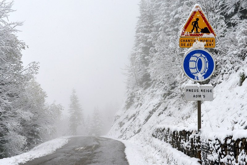 Winter tyres are sufficient on this road.