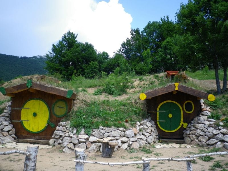 Hobbit houses Kamp Velebit Kroatië