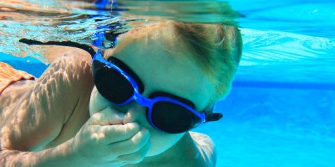 What are the swimming pool rules in France?