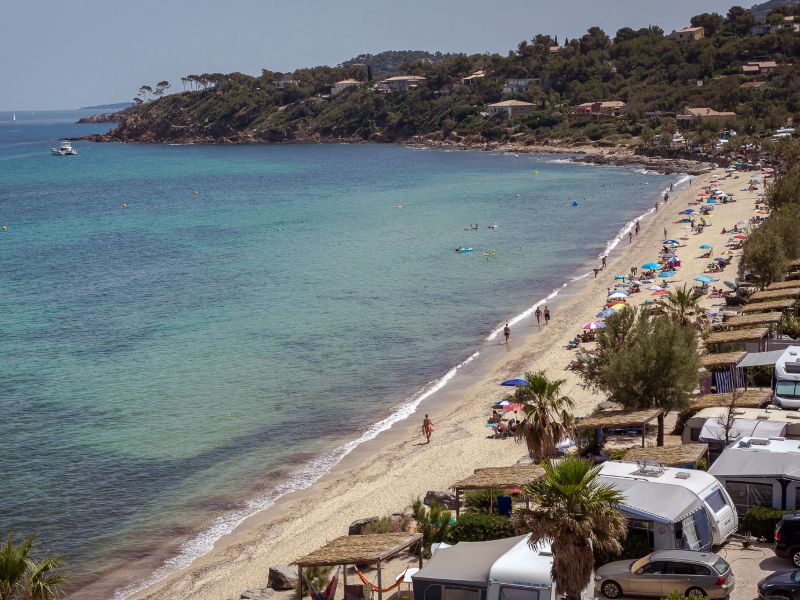 Camp du Domaine: Beachfront campsite. Sea on the left, beach and campers and caravans on the right.