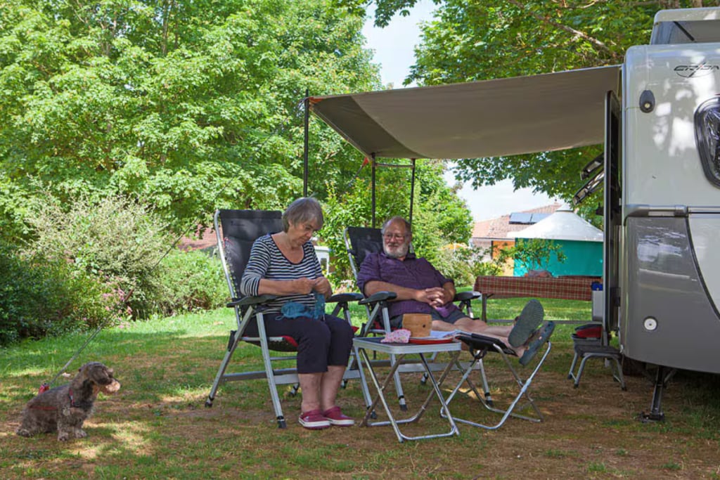 couple by caravan with dog Le Ventoulou Sites Paysages dog-friendly campsite France